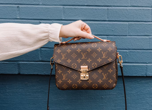 女子起訴LV專(zhuān)柜賣(mài)假貨！勝訴獲退一賠三