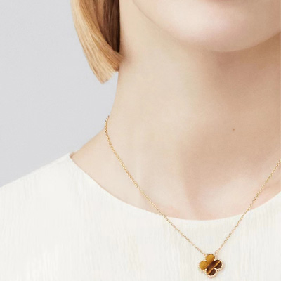 梵克雅寶和施華洛世奇哪個(gè)好.jpg 梵克雅寶和施華洛世奇哪個(gè)好.jpg