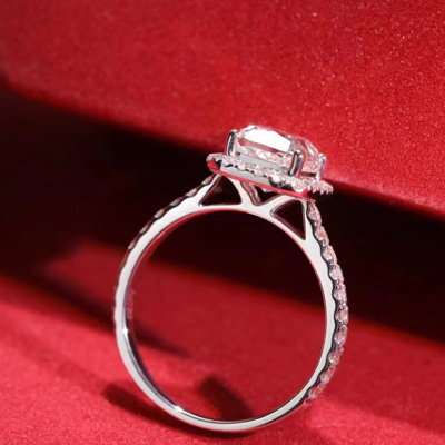 莫桑鉆和天然鉆石你知道怎么區(qū)別嗎 揭秘兩者之間不同點(diǎn).jpg 莫桑鉆和天然鉆石你知道怎么區(qū)別嗎 揭秘兩者之間不同點(diǎn).jpg