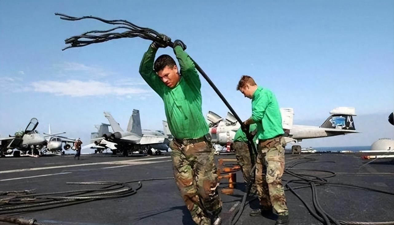 中國(guó)海軍新里程碑，003號(hào)航母正式下水，中國(guó)海軍新里程碑，003號(hào)航母正式下水啟航