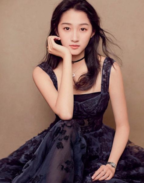 關(guān)曉彤，展現(xiàn)真實自我，令人著迷的風采，關(guān)曉彤，真實風采，令人著迷的自我展現(xiàn)