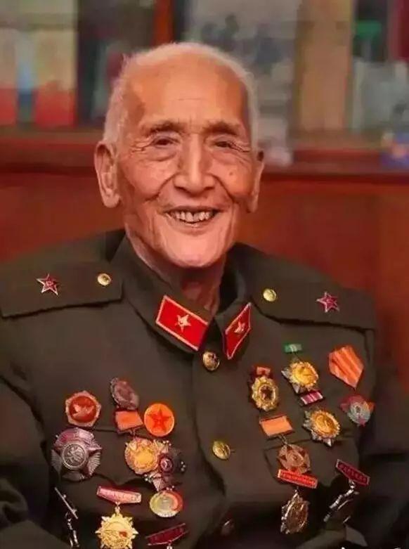 閱兵式2015完整版，回顧歷史，展望未來(lái)，閱兵盛典回顧歷史展望未來(lái)，2015閱兵式完整版回顧與前瞻