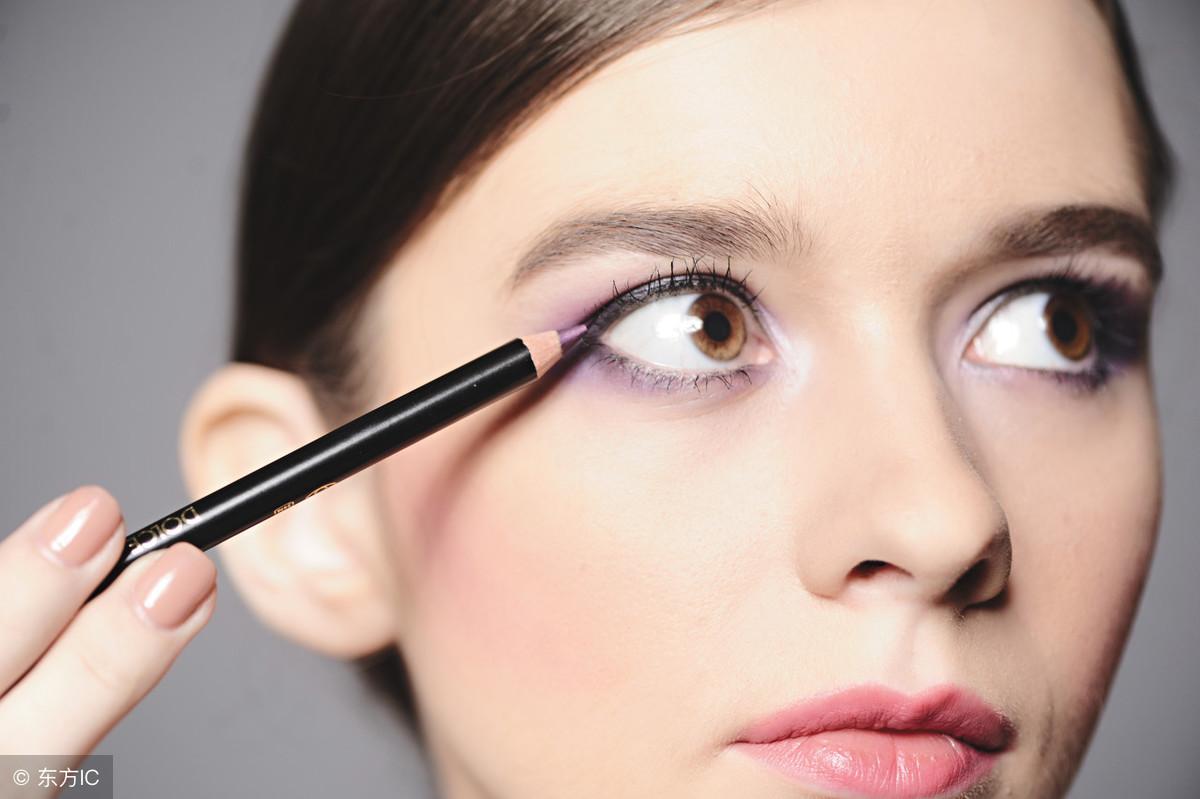 甲亢是怎么引起的，甲亢的引發(fā)原因及影響因素解析