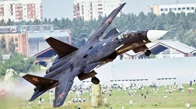 蘇-47戰(zhàn)斗機，空中巨無霸的卓越性能與獨特特點，蘇-47戰(zhàn)斗機，空中巨無霸的非凡性能與獨特特色