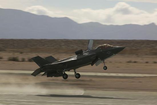 F-35戰(zhàn)機與殲-20空中對決，一場虛構(gòu)的設(shè)想，F(xiàn)-35與殲-20空中對決，虛構(gòu)設(shè)想揭秘空戰(zhàn)未來