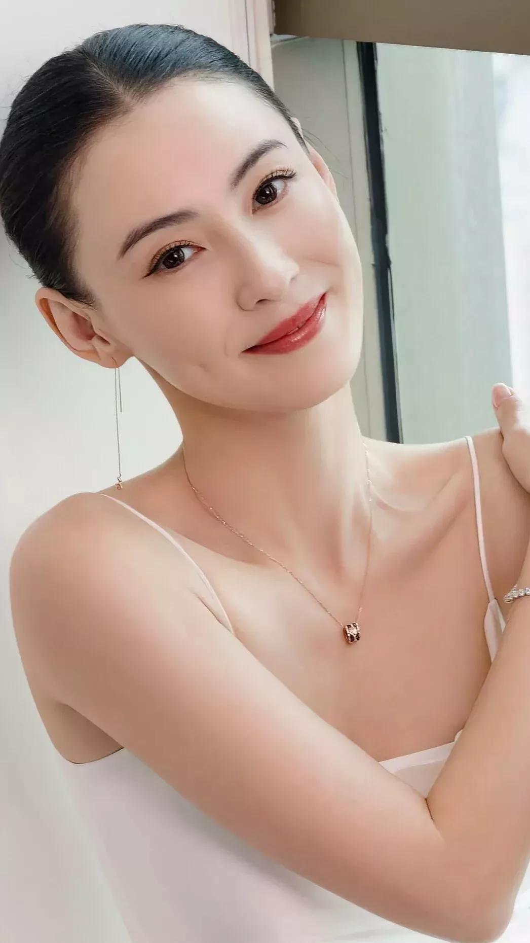 明星驚艷相片大全——?jiǎng)h除與尊重的權(quán)衡，明星驚艷瞬間與尊重的權(quán)衡，相片精選集