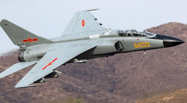 殲轟7是幾代機(jī)，深度解析中國(guó)空軍的重要力量，殲轟7，中國(guó)空軍三代機(jī)的重要力量深度解析