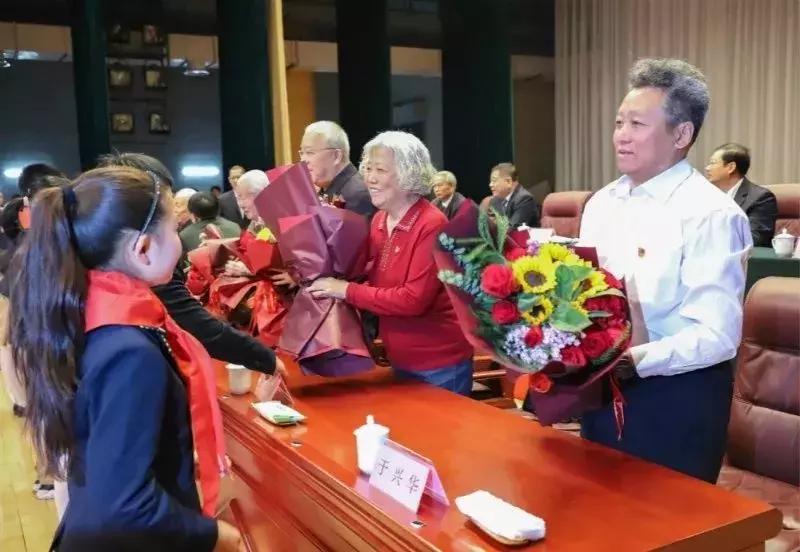 閱兵訓(xùn)練背后的艱苦訓(xùn)練，辛勤汗水鑄就榮耀時刻，閱兵訓(xùn)練的艱辛汗水，鑄就榮耀時刻的輝煌篇章