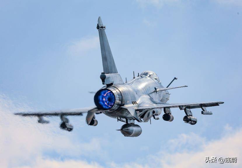 殲10C與殲11BG，哪個(gè)更厲害？深度解析中國先進(jìn)戰(zhàn)機(jī)性能與特點(diǎn)，殲10C與殲11BG性能對(duì)比，深度解析中國先進(jìn)戰(zhàn)機(jī)優(yōu)劣與特點(diǎn)