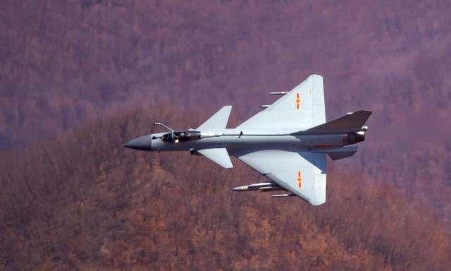 殲10與殲20圖片對(duì)比，兩代戰(zhàn)機(jī)的風(fēng)采展現(xiàn)，殲10與殲20圖片對(duì)比，兩代戰(zhàn)機(jī)風(fēng)采一覽