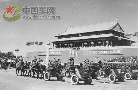 回望歷史，重溫經(jīng)典，1952年國(guó)慶閱兵回顧，回望輝煌歷史，1952年國(guó)慶閱兵經(jīng)典瞬間重溫