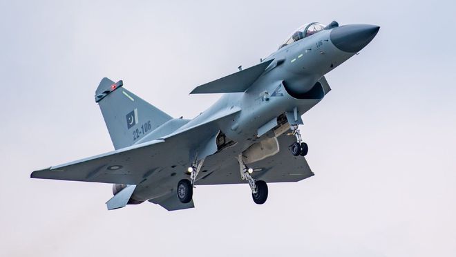 殲10與殲11，究竟哪個更強？深度解析兩款戰(zhàn)斗機的優(yōu)勢與劣勢，殲10與殲11，深度對比，哪款戰(zhàn)斗機更占優(yōu)勢？