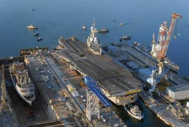 俄羅斯唯一航母遭遇重大危機(jī)，幾乎被炸毀的驚險(xiǎn)瞬間，俄羅斯唯一航母遭遇驚險(xiǎn)瞬間，險(xiǎn)些被炸毀