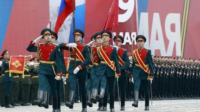 中國儀仗隊(duì)國外閱兵，觀眾瘋狂的現(xiàn)象深度解析，中國儀仗隊(duì)海外閱兵引發(fā)觀眾狂熱現(xiàn)象深度剖析