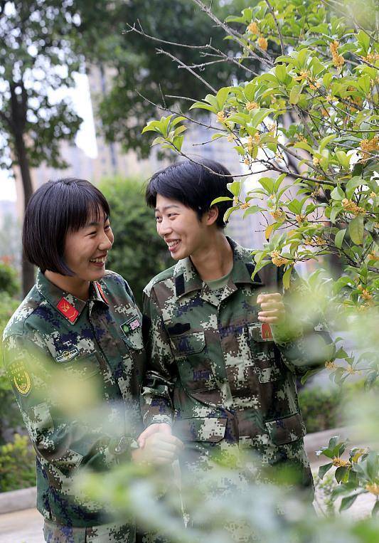 關于不建議女生當兵的理由深度探討，女生當兵的潛在風險與考慮，深度探討不建議的理由