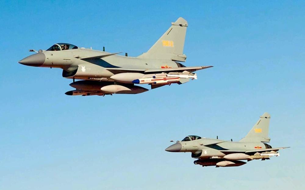 殲10C與殲16，兩款戰(zhàn)機(jī)，誰(shuí)更勝一籌？，殲10C與殲16戰(zhàn)機(jī)性能對(duì)比，誰(shuí)更勝一籌？