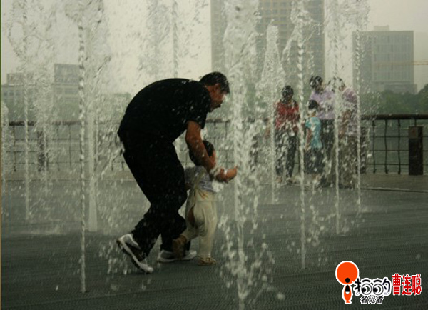 如何應(yīng)對(duì)朋友無(wú)意中引發(fā)的尷尬局面——關(guān)于被玩成噴泉的教學(xué)，如何應(yīng)對(duì)朋友無(wú)意中引發(fā)的尷尬局面，處理被戲弄成噴泉的應(yīng)對(duì)策略