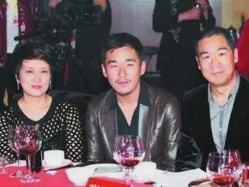 張國(guó)立老婆鄧婕簡(jiǎn)歷——一位才華橫溢的影視之星，張國(guó)立妻子鄧婕，影視界耀眼的星辰簡(jiǎn)歷