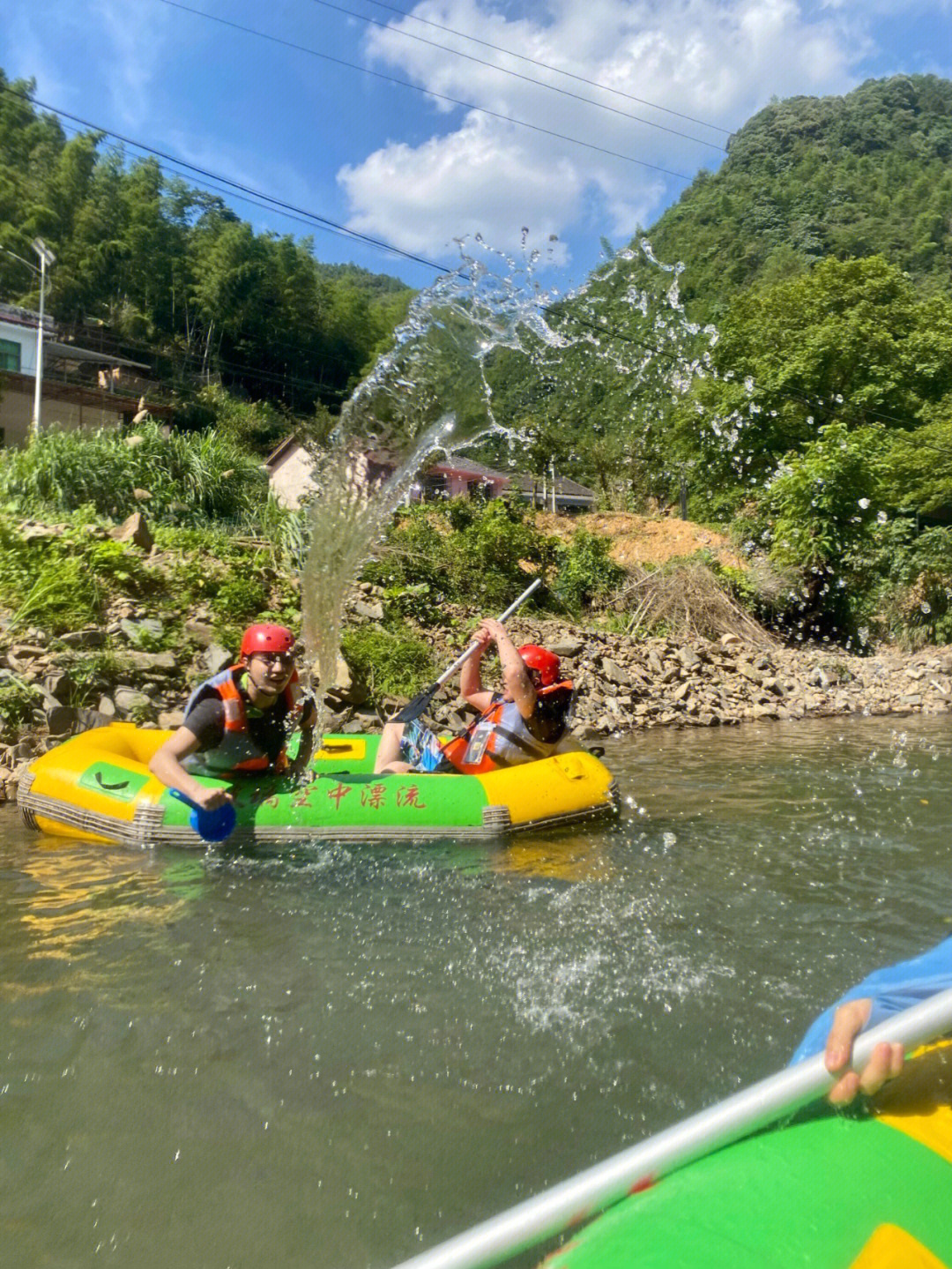 探索附近漂流旅游景點，盡享水上激情之旅，探索周邊漂流勝地，暢享水上激情之旅