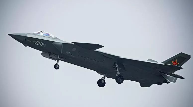 兩架殲十伴飛，見證轟-20試飛壯麗瞬間，轟-20試飛壯麗瞬間，兩架殲十伴飛見證歷史時刻