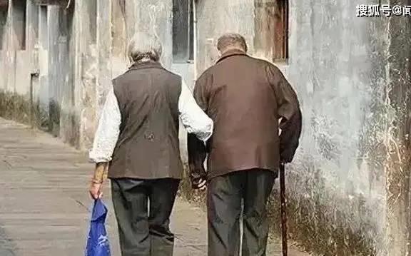 老人要走的10大征兆，識別與關(guān)注的重要性，老人臨終前的十大征兆，識別與關(guān)注的重要性