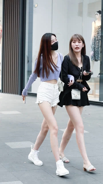 關(guān)于坐在男朋友腿上時，選擇短褲還是裙子的探討，短褲還是裙子，與男友親密坐姿的時尚選擇探討