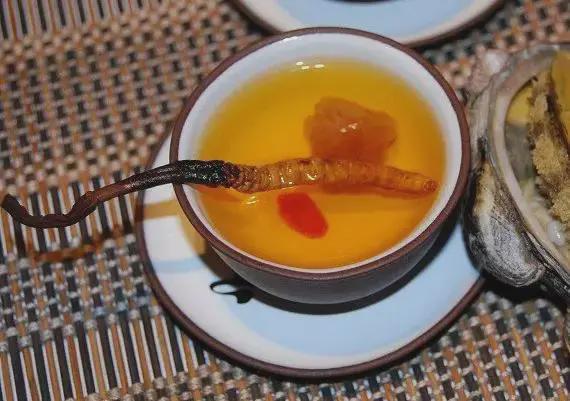 一根蟲草泡水喝能喝幾天，探究蟲草的養(yǎng)生之道，蟲草泡水養(yǎng)生法，一根蟲草能泡幾天？