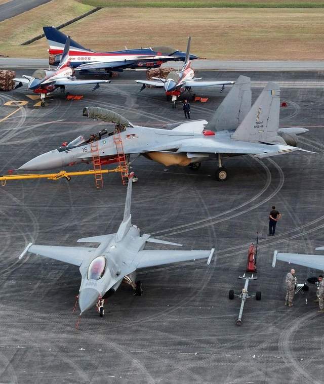 殲-10、殲-11、殲-15與殲-16，哪個(gè)更先進(jìn)？深度解析中國(guó)戰(zhàn)斗機(jī)的進(jìn)化歷程，中國(guó)戰(zhàn)斗機(jī)進(jìn)化歷程深度解析，殲-10、殲-11、殲-15與殲-16，誰(shuí)更勝一籌？