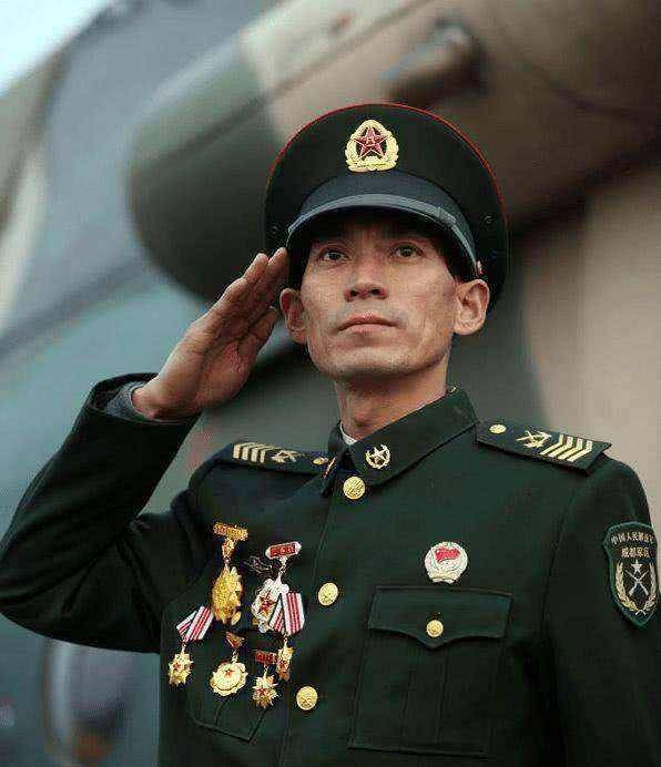 軍士長(zhǎng)是什么級(jí)別待遇？全面解讀軍士長(zhǎng)的地位與待遇，軍士長(zhǎng)的地位與待遇級(jí)別詳解，全面解讀軍士長(zhǎng)的待遇與地位