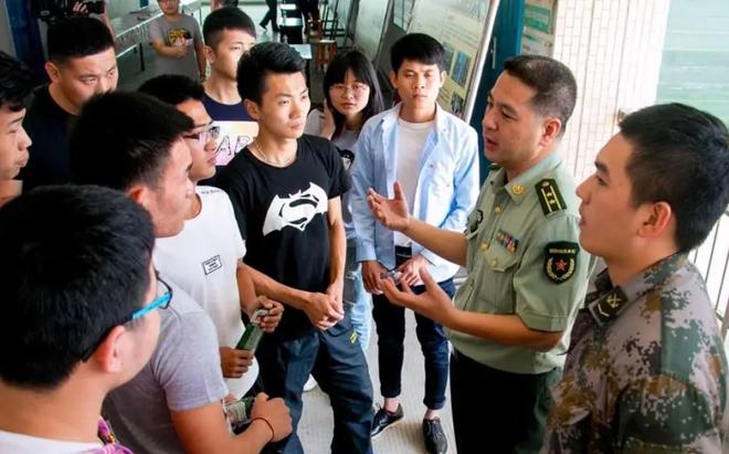 普通當(dāng)兵兩年能掙多少錢？全面解讀中國(guó)軍隊(duì)士兵薪酬，全面解讀，中國(guó)軍隊(duì)士兵薪酬——普通當(dāng)兵兩年的收入概覽