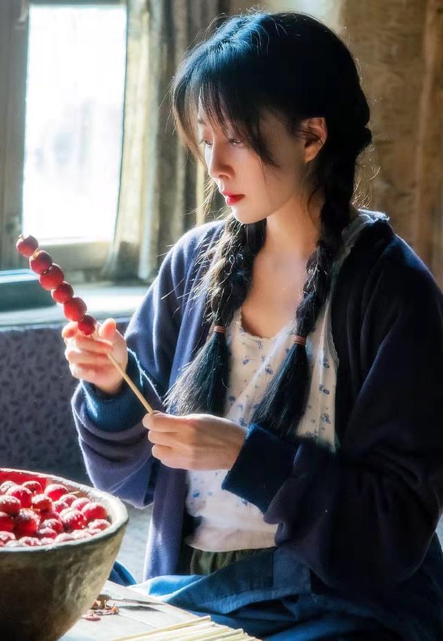 殷桃，43歲的魅力依舊不減，近照展現(xiàn)歲月之美，殷桃，43歲魅力不減，歲月見證美艷近照