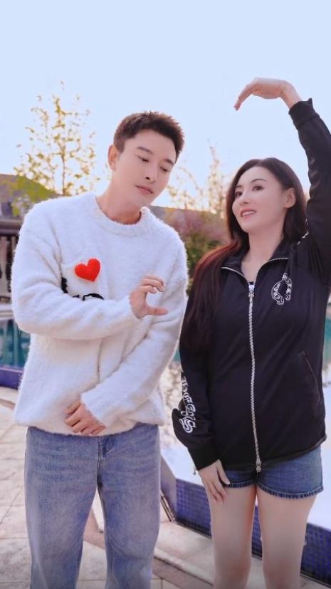 張柏芝賈乃亮互動，揭秘兩位明星的跨界合作與影響力，張柏芝賈乃亮跨界合作揭秘，明星影響力與互動之旅